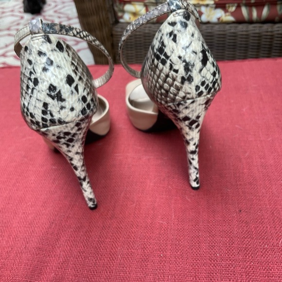 Fabulous BCBG Size 7.5 Ankle Strap Heels in Combination Snake and Cream Color - Picture 3 of 9